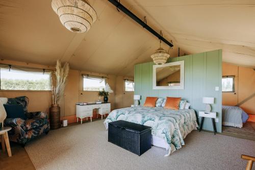 Ένα ή περισσότερα κρεβάτια σε δωμάτιο στο Villas & Vines Glamping