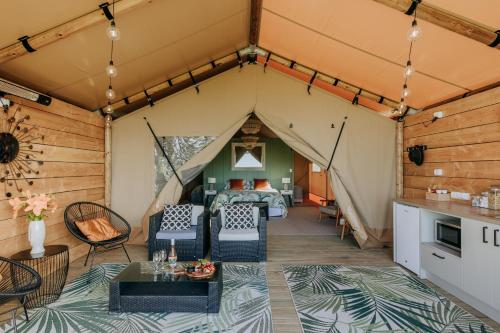 Χώρος καθιστικού στο Villas & Vines Glamping