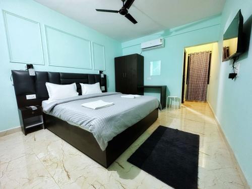 1 dormitorio con 1 cama y ventilador de techo en North & East Arambol I Goa en Arambol