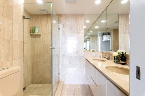 baño con 2 lavabos y ducha de cristal en Main Beach High Floor Luxury Contessa Main Beach, en Gold Coast