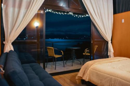 a bedroom with a bed and a window with a view at Cabañas los Sauces in Tota