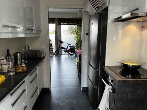 uma cozinha com um lavatório e uma bancada em Loft 80 m2 aux portes de Paris, La Défense et proche Versailles em Puteaux