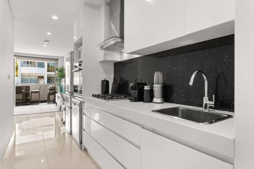 Køkken eller tekøkken på Stylish Spacious Modern 1 BDR Balcony BBQ AirCon Lift