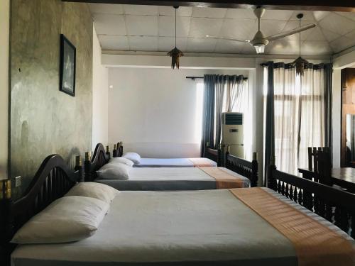 Tempat tidur dalam kamar di New Amadeo Beach