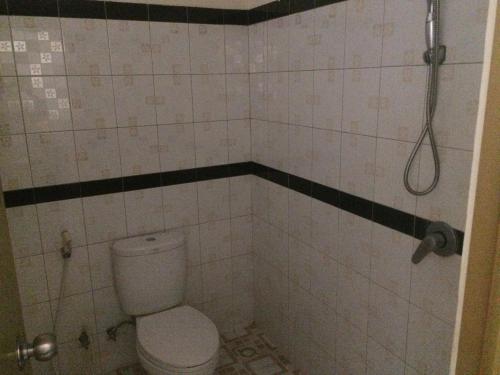 een kleine badkamer met een toilet en een douche bij Simple apartment 1 in Seminyak
