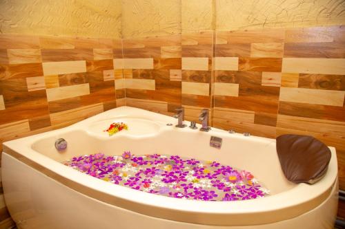 Koupelna v ubytování Laluna Ayurveda Resort