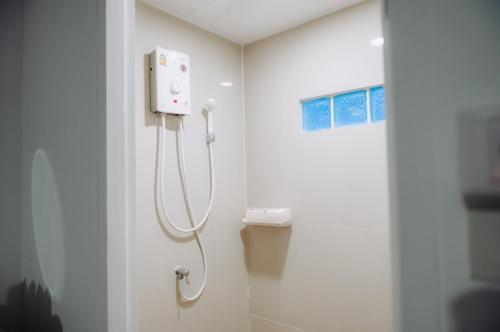 uma casa de banho com um chuveiro num quarto em Amit Resort 51 Hua Hin em Hua Hin