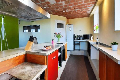 a large kitchen with a counter top and a kitchen at De Opkikker 10 persoons vakantiehuis met hottub in Giethoorn