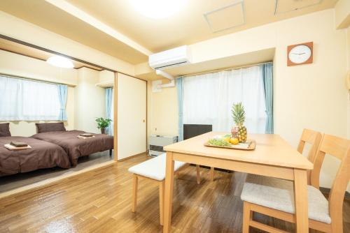 a room with a dining table and a bedroom at 札幌市中心部大通公園まで徒歩十分観光移動に便利なロケーションh205#13B in Sapporo