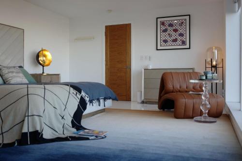 Χώρος καθιστικού στο Skyline Serenity Luxe Suite-Private Room