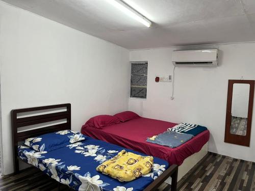 a small room with two beds in it at 吉胆岛海甜民宿 2 Swee Sea Homestay Pulau Ketam 2 in Bagan Teochew