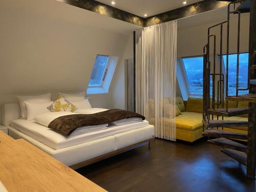 1 dormitorio con 1 cama y escalera. en Loft im Turm, en Maishofen