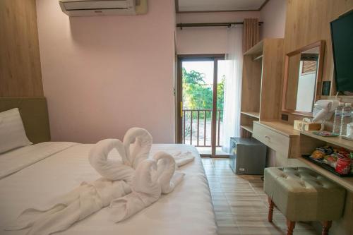 a bedroom with swans made out of towels on a bed at Ratana Boutique Resort - Mae Phim in Ban Ang