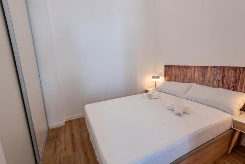 a bedroom with a white bed with towels on it at Madrid centro, cálido nuevo, wifi, lava y secarropas in Madrid