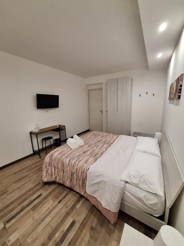 1 dormitorio con 1 cama grande y escritorio en CIVICO 1, en Valguarnera Caropepe