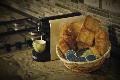una cesta de pan en un mostrador junto a una tostadora en Lime House en Lauria Inferiore