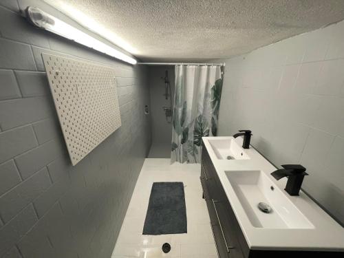 een witte badkamer met een wastafel en een douche bij Motel24 Low-Budget Waltershausen in Waltershausen