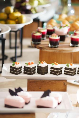 プラヤにあるSwiss-Belcourt Lombokのテーブルの上に盛られたデザートの盛り合わせ