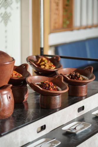 プラヤにあるSwiss-Belcourt Lombokの一群の食べ物