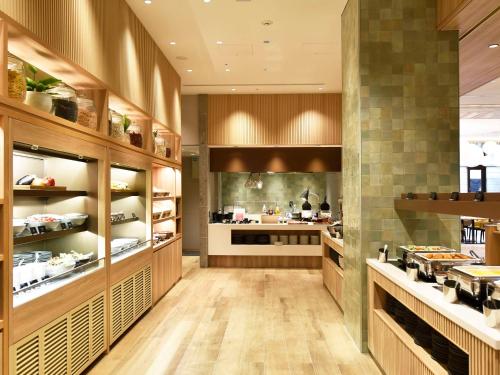 uma grande cozinha com aasteryasteryasteryasteryasteryasteryasteryasteryasteryasteryastery em Hilton Garden Inn Kyoto Shijo Karasuma em Quioto