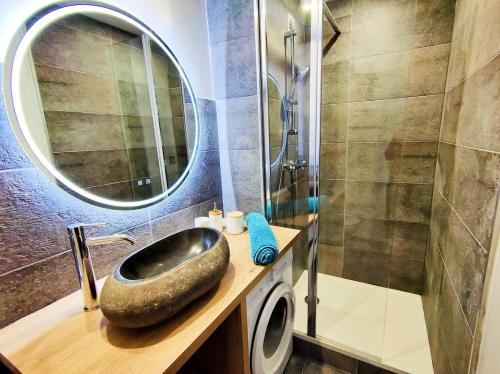 La salle de bains est pourvue d'un lavabo et d'une douche. dans l'établissement Hamac chic vue mer., à Berck-sur-Mer