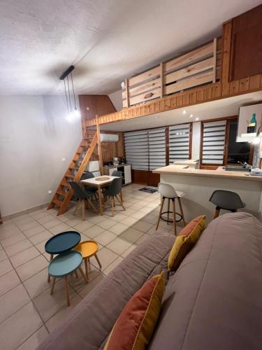 Il comprend un salon avec un canapé et une cuisine. dans l'établissement La Maisonnette Le Portel plage, à Le Portel