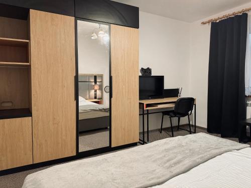 1 dormitorio con 1 cama y escritorio con ordenador en Willa Mia - pokój z prywatną łazienką en Wisła