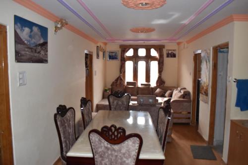 Posezení v ubytování Sonam Homestay Reckong Peo