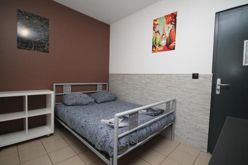 Ένα ή περισσότερα κρεβάτια σε δωμάτιο στο 05 - Chambre confort au calme avec TV WIFI