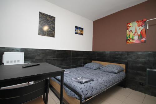a small bedroom with a bed and a desk at 07 - Chambre proche Paris et Transports avec TV WIFI in Saint-Denis