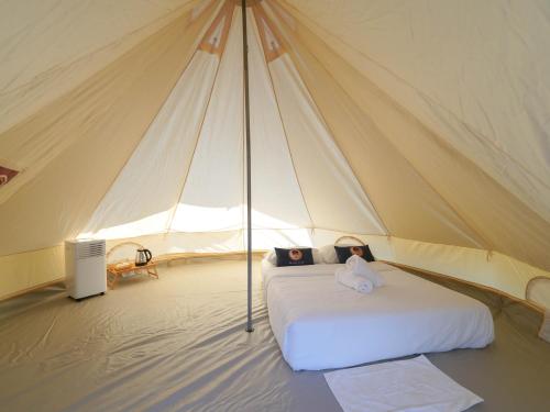 Una cama o camas en una habitación de RoomQuest Kid Tung Khao