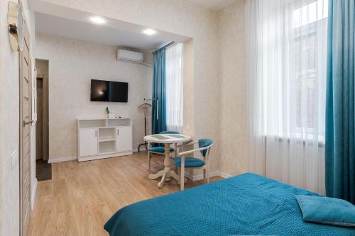- une chambre avec un lit, une table et un bureau dans l'établissement Luxury flat near Opera, à Lviv