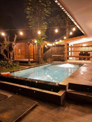 una piscina en un edificio por la noche en Ndalem Rahadi, en Kaliurang