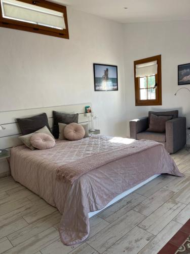 1 dormitorio con 1 cama grande y 1 sofá en Studio La Maravilla 1001 Nacht, Playa La Barrosa en Chiclana de la Frontera