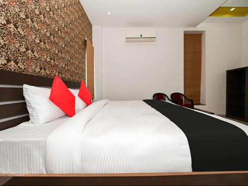 Un pat sau paturi într-o cameră la Club 7 Resort And Banquets