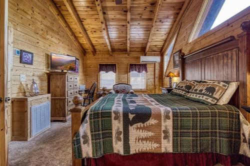 1 dormitorio con 1 cama en una cabaña de madera en Whispering Creek #302 en Pigeon Forge