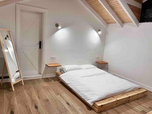 1 dormitorio con 1 cama grande con sábanas blancas en SAPANCA RİPS Lüks Suit Villa, en Sapanca