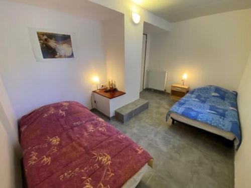 une petite chambre avec un lit et une table dans l'établissement Les Gites de la Petite Boynarde, à Boyne