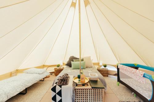 Zimmer mit 2 Betten in einem Zelt in der Unterkunft Willow Valley Glamping in Bude