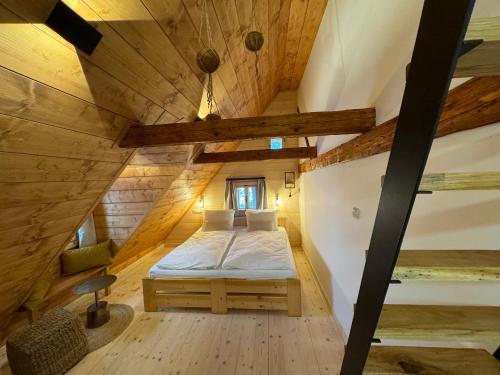 sypialnia w małym domku z łóżkiem w obiekcie Boutique Cottage Tkalcovna w Rokitnicach nad Izerą