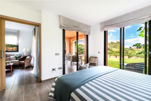 a bedroom with a bed and a living room at Fabuloso Birdie 8 : entre mar y montañas in Bonmont Terres Noves