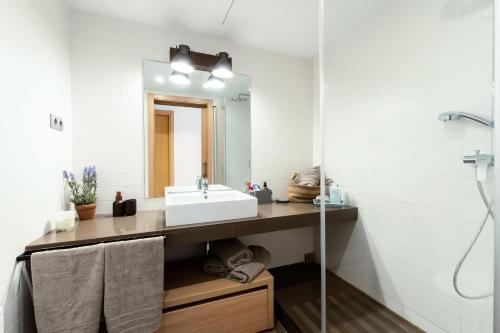 a bathroom with a sink and a mirror at Fabuloso Birdie 8 : entre mar y montañas in Bonmont Terres Noves