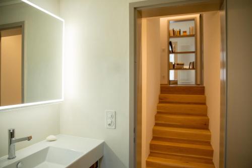 シュクオルにあるChasa Avant Muglinsのバスルーム(洗面台、階段付)