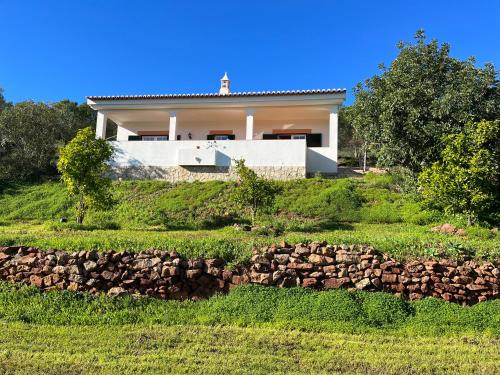 Mexilhoeira Grande的住宿－Maison Algarve，山丘上一所房子,堆着岩石