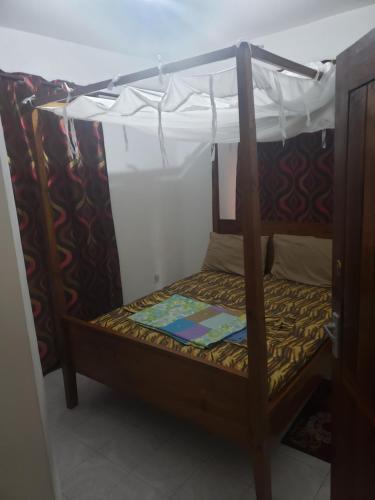 Dwina Apartements في موانزا: سرير بطابقين مع ستارة في الغرفة