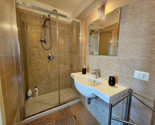 a bathroom with a sink and a shower at Casale di lusso panoramico in Lettere