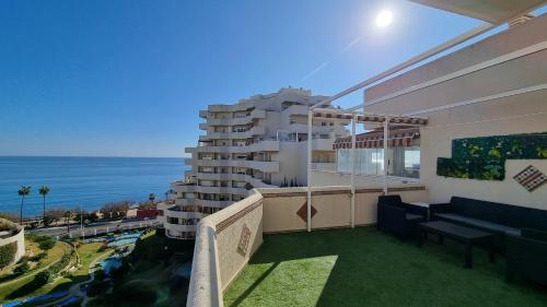 Benalbeach. Espectacular terraza, vistas al mar.