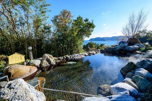 una corriente de agua con rocas en un patio en Mercure Wakayama Kushimoto Resort & Spa en Kushimoto