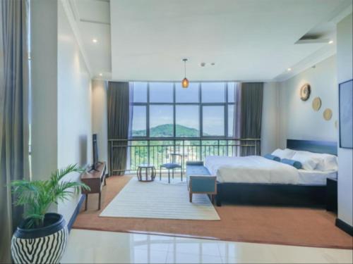 ein Schlafzimmer mit einem Bett und einem Balkon in der Unterkunft Sanna Boutique Hotel in Arusha