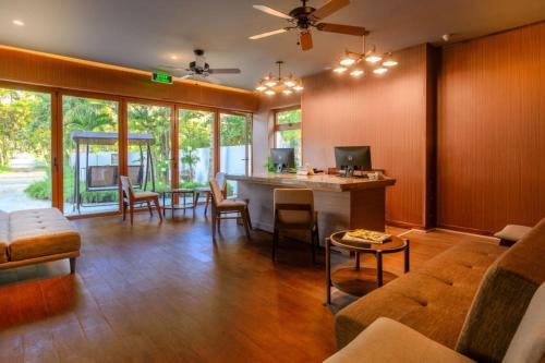 uma sala de estar com um sofá e uma mesa em HA Hotel Apartments Ocean Front em Hoi An